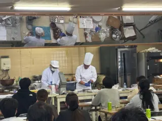 愛媛県中央会です🍊
愛媛県菓子工業組合では、和菓子文化や技術への理解を深めるための講習会を実施しました📚
和菓子の背景にある文化的価値や季節感の表現方法を取り入れるなど、付加価値の高い製品づくりの参考となる内容でした✨

愛媛には、県内産のみかんやレモンを使ったお菓子や、長い歴史の中で、他国の文化を取り入れて発展したお菓子、歴史や人々の願いが反映されたお菓子など、さまざまなものが生まれています🍡

皆様も愛媛郷土のお菓子をお楽しみください😊✨

#愛媛県中小企業団体中央会#愛媛県中央会
#愛媛県#松山市#中小企業#事業協同組合
#愛媛県菓子工業組合